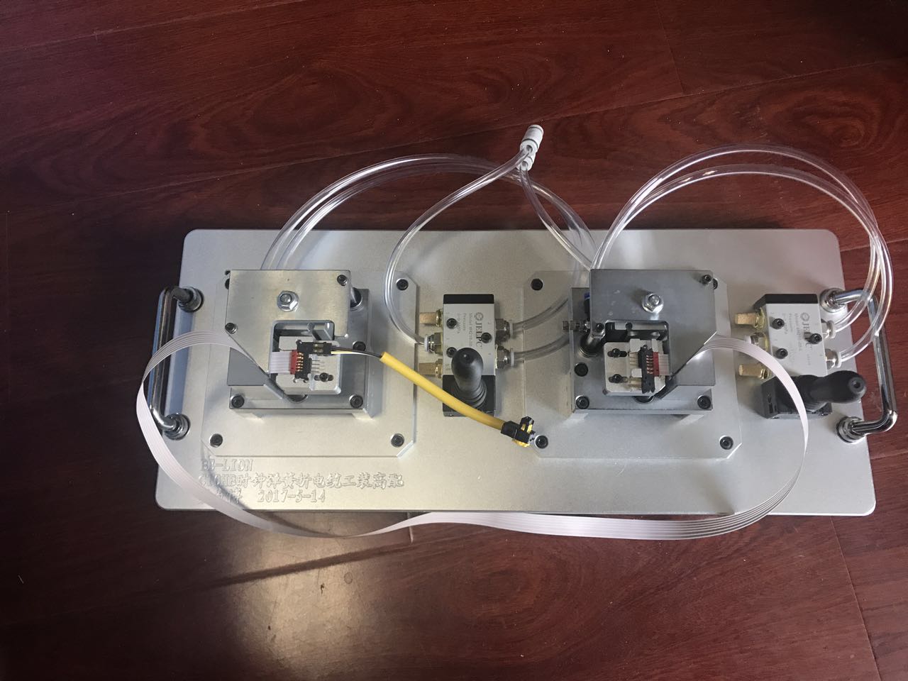 時鐘開關電纜折彎治具